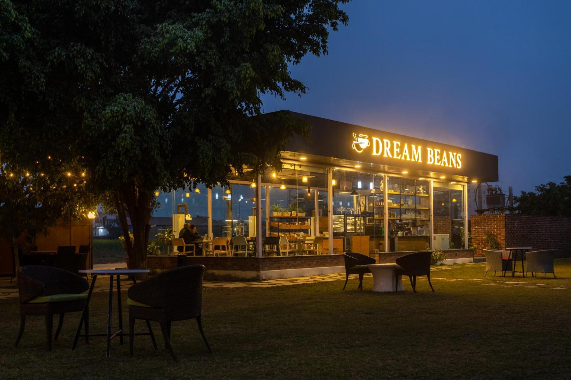 Dreamland Gold Resort & Hotel Bhairāhawā Zewnętrze zdjęcie